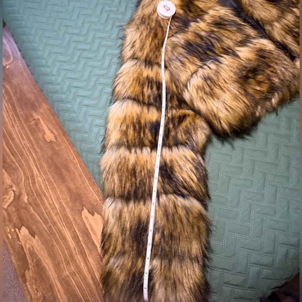 COPY - Akira fake fur cropped hooded puffer - Picture 3 of 5